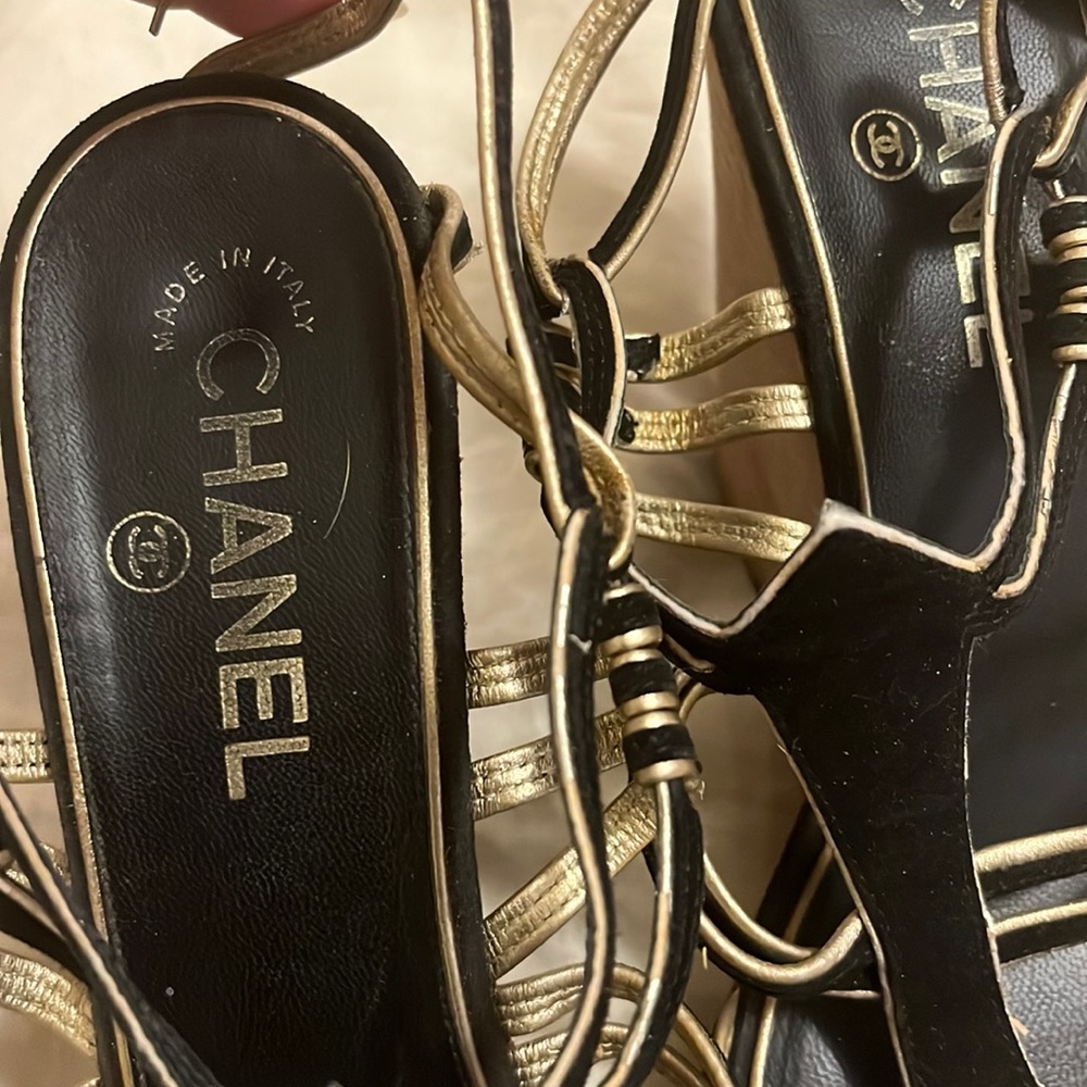 💯 authentic Chanel Beautiful black and gold color espadrilles a
